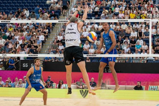 RECORD DATE NOT STATED ADELAIDE, AUSTRALIA - NOVEMBER 23: Téo Rotar (Player 1 - FRA), Arnaud Gauthier-Rat (Player 2 - FRA) blue, in block Nils Ehlers (Player 1 - GER, white) during the Beach volleyball, Beachvolleyball World Championships at Adelaide on November 23, 2025 in Adelaide, Australia. Australia Copyright: xBEAUTIFULxSPORTS PeterxWeberx