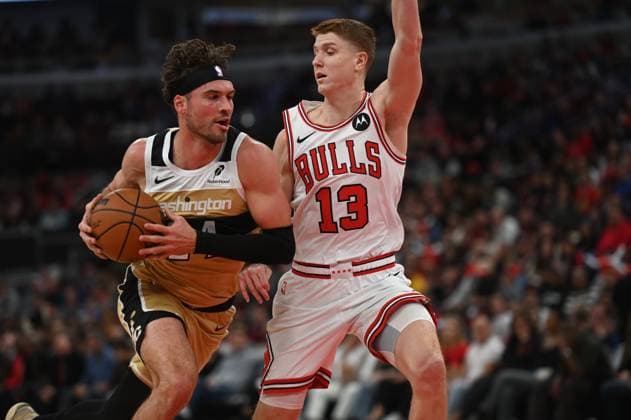 Chicago Bulls v Washington Wizards - NBA, Basketball Herren, USA CHICAGO, UNITED STATES - NOVEMBER 22: Kevin Huerter (13) of Chicago Bulls in action against Corey Kispert (24) of Washington Wizards during NBA basketball game between Chicago Bulls and Washington Wizards at the United Center in Chicago, United States on November 22, 2025. Jacek Boczarski Anadolu Chicago United States. Editorial use only. Please get in touch for any other usage.  Copyright: x2025xAnadoluxJacekxBoczarskix