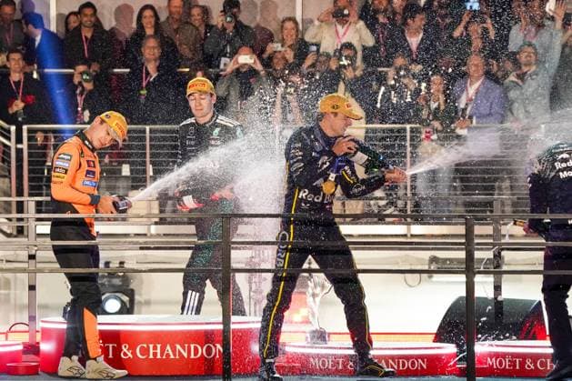 November 22, 2025, Las Vegas, Nevada, USA: (L-R) Lando Norris (GBR) of McLaren, race winnner Max Verstappen (NED) of Oracle Red Bull Racing and George Russell (GBR) of Mercedes AMG Petronas F1 Team on the podium after the F1 Grand Prix of Las Vegas at Las Vegas Strip Circuit. Las Vegas USA - ZUMAw109 20251122_fap_w109_002 Copyright: xDebbyxWongx