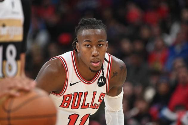 Chicago Bulls v Washington Wizards - NBA, Basketball Herren, USA CHICAGO,ILLINOIS - NOVEMBER 22 : Chicago Bulls guard Ayo Dosunmu (11) looks toward the court in the second half of an NBA basketball game against the Washington Wizards at United Center on November 22,2025. Jacek Boczarski Anadolu Chicago United States. Editorial use only. Please get in touch for any other usage.  Copyright: x2025xAnadoluxJacekxBoczarskix