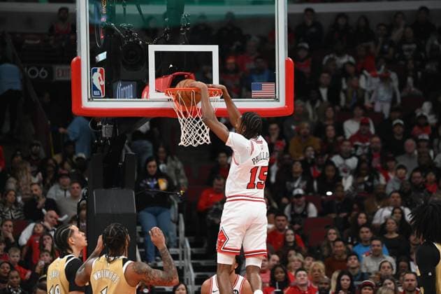 Chicago Bulls v Washington Wizards - NBA, Basketball Herren, USA CHICAGO,ILLINOIS - NOVEMBER 22 : Chicago Bulls forward Julian Phillips (15) throws down a two-handed dunk against the Washington Wizards at United Center on November 22,2025. Jacek Boczarski Anadolu Chicago United States. Editorial use only. Please get in touch for any other usage.  Copyright: x2025xAnadoluxJacekxBoczarskix