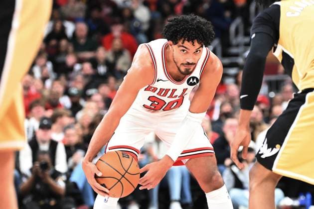 Chicago Bulls v Washington Wizards - NBA, Basketball Herren, USA CHICAGO, ILLINOIS - NOVEMBER 22: Chicago Bulls guard Tre Jones (30) drives to the basket against Washington Wizards players during NBA basketball game between Chicago Bulls and Washington Wizards at the United Center in Chicago, United States on November 22, 2025. Jacek Boczarski Anadolu Chicago United States. Editorial use only. Please get in touch for any other usage.  Copyright: x2025xAnadoluxJacekxBoczarskix