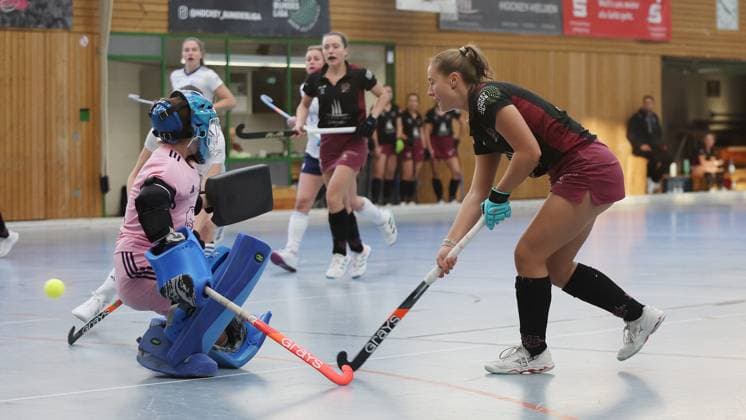 Ludwigsburg , Hockey TK Bundesliga Cup , HC Ludwigsburg vs. RTHC Leverkusen , rechts: Jessica Schwarz ( Lubu )
