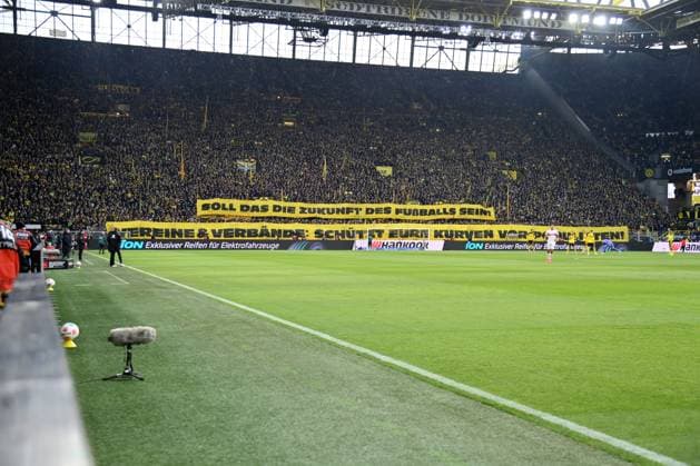 Fanprotest und Stimmungsboykott der Dortmunder Fans auf der Südtribüne gegen stärkere Sicherheitsmaßnahmen im Stadion 22.11.2025, Fussball 1. Bundesliga, Saison 2025 2026, 11. Spieltag, Borussia Dortmund - VfB Stuttgart 3:3 DFL regulations prohibit any use of photographs as image sequences and or quasi-video Dortmund Signal Iduna Park Nordrhein Westfalen Deutschland