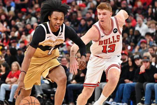 Chicago Bulls v Washington Wizards - NBA, Basketball Herren, USA CHICAGO, UNITED STATES - NOVEMBER 22: Kevin Huerter of Chicago Bulls in action against Bub Carrington (7) of Washington Wizards during NBA basketball game between Chicago Bulls and Washington Wizards at the United Center in Chicago, United States on November 22, 2025. Jacek Boczarski Anadolu Chicago Bulls United States. Editorial use only. Please get in touch for any other usage.  Copyright: x2025xAnadoluxJacekxBoczarskix
