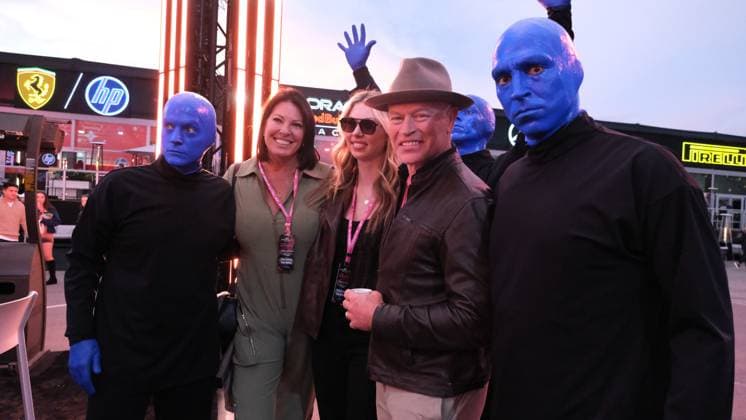 November 22, 2025, Las Vegas, Nv, USA: Nov 22, 2025: Actor Neal McDonough and the Blue Man Group during the 2025 Las Vegas Grand Prix Formula 1 race in Las Vegas, NV. Jason Pohuski BMR Las Vegas USA - ZUMAb241 20251122_zsa_b241_004 Copyright: xJasonxPohuskix xBmrxMediax