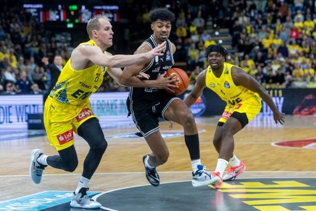 Oldenburg, Niedersachsen, DEU, 22.11.2025, Ibi Watson (Mitte, BMA365 Bamberg Baskets), Seth Hinrichs (links, EWE Baskets Oldenburg) und Brian Fobbs (rechts, EWE Baskets Oldenburg). EWE Baskets Oldenburg vs. BMA365 Bamberg Baskets. 1. Basketball-Bundesliga Saison 2025 2026, 8. Spieltag, Grosse EWE Arena. EWE Baskets Oldenburg vs. BMA365 Bamberg Baskets