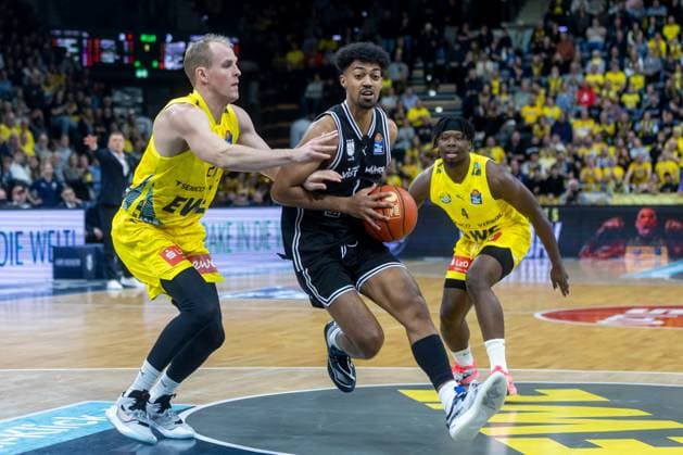 Oldenburg, Niedersachsen, DEU, 22.11.2025, Ibi Watson (Mitte, BMA365 Bamberg Baskets), Seth Hinrichs (links, EWE Baskets Oldenburg) und Brian Fobbs (rechts, EWE Baskets Oldenburg). EWE Baskets Oldenburg vs. BMA365 Bamberg Baskets. 1. Basketball-Bundesliga Saison 2025 2026, 8. Spieltag, Grosse EWE Arena. EWE Baskets Oldenburg vs. BMA365 Bamberg Baskets