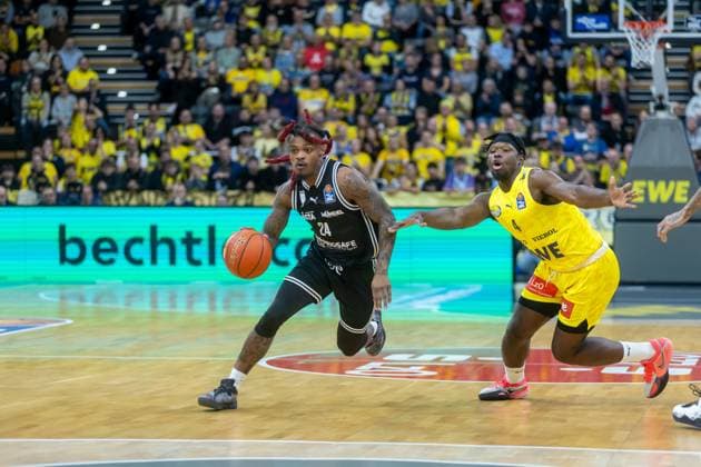 Oldenburg, Niedersachsen, DEU, 22.11.2025, Cobe Williams (links, BMA365 Bamberg Baskets) und Brian Fobbs (rechts, EWE Baskets Oldenburg), EWE Baskets Oldenburg vs. BMA365 Bamberg Baskets. 1. Basketball-Bundesliga Saison 2025 2026, 8. Spieltag, Grosse EWE Arena. EWE Baskets Oldenburg vs. BMA365 Bamberg Baskets