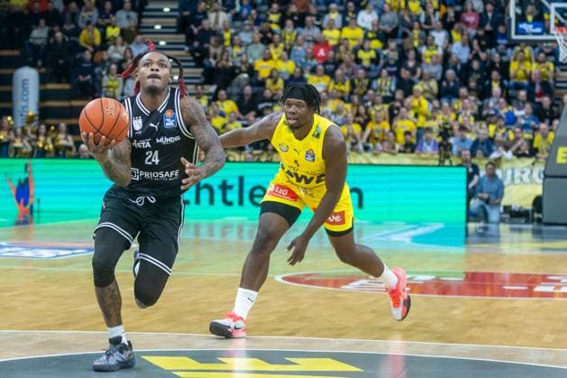 Oldenburg, Niedersachsen, DEU, 22.11.2025, Cobe Williams (links, BMA365 Bamberg Baskets) und Brian Fobbs (rechts, EWE Baskets Oldenburg). EWE Baskets Oldenburg vs. BMA365 Bamberg Baskets. 1. Basketball-Bundesliga Saison 2025 2026, 8. Spieltag, Grosse EWE Arena. EWE Baskets Oldenburg vs. BMA365 Bamberg Baskets