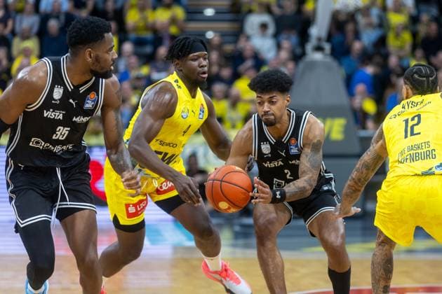 Oldenburg, Niedersachsen, DEU, 22.11.2025, Ibi Watson (rechts, BMA365 Bamberg Baskets) und Brian Fobbs (links, EWE Baskets Oldenburg) undEjiofor Onu (links, BMA365 Bamberg Baskets). EWE Baskets Oldenburg vs. BMA365 Bamberg Baskets. 1. Basketball-Bundesliga Saison 2025 2026, 8. Spieltag, Grosse EWE Arena. EWE Baskets Oldenburg vs. BMA365 Bamberg Baskets