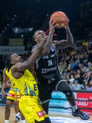 Oldenburg, Niedersachsen, DEU, 22.11.2025, Cobe Williams (Mitte, BMA365 Bamberg Baskets), Christopher Clemons (links, EWE Baskets Oldenburg), Brian Fobbs (rechts, EWE Baskets Oldenburg). EWE Baskets Oldenburg vs. BMA365 Bamberg Baskets. 1. Basketball-Bundesliga Saison 2025 2026, 8. Spieltag, Grosse EWE Arena. EWE Baskets Oldenburg vs. BMA365 Bamberg Baskets