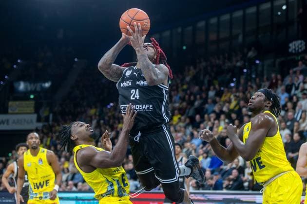 Oldenburg, Niedersachsen, DEU, 22.11.2025, Cobe Williams (Mitte, BMA365 Bamberg Baskets), Christopher Clemons (links, EWE Baskets Oldenburg) und Brian Fobbs (rechts, EWE Baskets Oldenburg). EWE Baskets Oldenburg vs. BMA365 Bamberg Baskets. 1. Basketball-Bundesliga Saison 2025 2026, 8. Spieltag, Grosse EWE Arena. EWE Baskets Oldenburg vs. BMA365 Bamberg Baskets