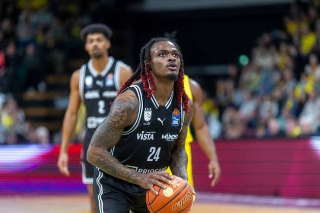 Oldenburg, Niedersachsen, DEU, 22.11.2025, Cobe Williams (BMA365 Bamberg Baskets). EWE Baskets Oldenburg vs. BMA365 Bamberg Baskets. 1. Basketball-Bundesliga Saison 2025 2026, 8. Spieltag, Grosse EWE Arena. EWE Baskets Oldenburg vs. BMA365 Bamberg Baskets