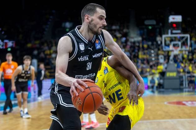 Oldenburg, Niedersachsen, DEU, 22.11.2025, Daniel Keppeler (BMA365 Bamberg Baskets). EWE Baskets Oldenburg vs. BMA365 Bamberg Baskets. 1. Basketball-Bundesliga Saison 2025 2026, 8. Spieltag, Grosse EWE Arena. EWE Baskets Oldenburg vs. BMA365 Bamberg Baskets