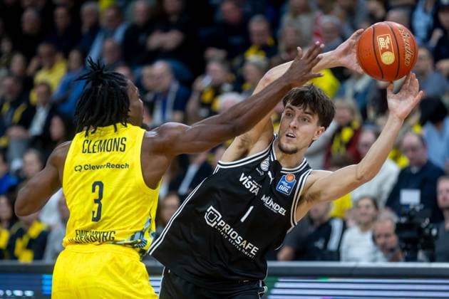 Oldenburg, Niedersachsen, DEU, 22.11.2025, Zachary Ensminger (rechts, BMA365 Bamberg Baskets) und Christopher Clemons (links, EWE Baskets Oldenburg). EWE Baskets Oldenburg vs. BMA365 Bamberg Baskets. 1. Basketball-Bundesliga Saison 2025 2026, 8. Spieltag, Grosse EWE Arena. EWE Baskets Oldenburg vs. BMA365 Bamberg Baskets