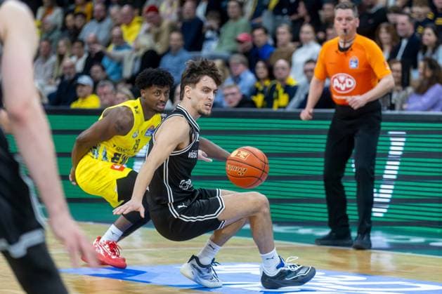 Oldenburg, Niedersachsen, DEU, 22.11.2025, Zachary Ensminger (rechts, BMA365 Bamberg Baskets) und Jonil Fugett (EWE Baskets Oldenburg). EWE Baskets Oldenburg vs. BMA365 Bamberg Baskets. 1. Basketball-Bundesliga Saison 2025 2026, 8. Spieltag, Grosse EWE Arena. EWE Baskets Oldenburg vs. BMA365 Bamberg Baskets
