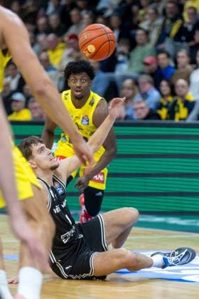 Oldenburg, Niedersachsen, DEU, 22.11.2025, Zachary Ensminger (rechts, BMA365 Bamberg Baskets) und Jonil Fugett (EWE Baskets Oldenburg). EWE Baskets Oldenburg vs. BMA365 Bamberg Baskets. 1. Basketball-Bundesliga Saison 2025 2026, 8. Spieltag, Grosse EWE Arena. EWE Baskets Oldenburg vs. BMA365 Bamberg Baskets