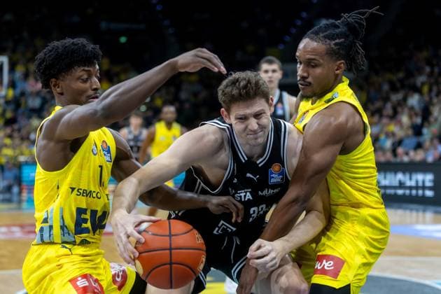 Oldenburg, Niedersachsen, DEU, 22.11.2025, Patrick Heckmann (Mitte, BMA365 Bamberg Baskets), Jonil Fugett (links, EWE Baskets Oldenburg) und James Woodard (rechts, EWE Baskets Oldenburg). EWE Baskets Oldenburg vs. BMA365 Bamberg Baskets. 1. Basketball-Bundesliga Saison 2025 2026, 8. Spieltag, Grosse EWE Arena. EWE Baskets Oldenburg vs. BMA365 Bamberg Baskets