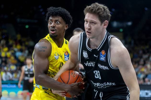 Oldenburg, Niedersachsen, DEU, 22.11.2025, Jonil Fugett (links, EWE Baskets Oldenburg) und Patrick Heckmann (BMA365 Bamberg Baskets). EWE Baskets Oldenburg vs. BMA365 Bamberg Baskets. 1. Basketball-Bundesliga Saison 2025 2026, 8. Spieltag, Grosse EWE Arena. EWE Baskets Oldenburg vs. BMA365 Bamberg Baskets
