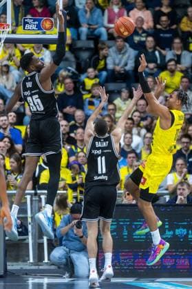 Oldenburg, Niedersachsen, DEU, 22.11.2025, Nicholas Tischler (rechts, EWE Baskets Oldenburg) und Ejiofor Onu (links, BMA365 Bamberg Baskets). EWE Baskets Oldenburg vs. BMA365 Bamberg Baskets. 1. Basketball-Bundesliga Saison 2025 2026, 8. Spieltag, Grosse EWE Arena. EWE Baskets Oldenburg vs. BMA365 Bamberg Baskets