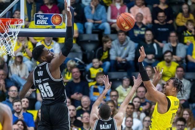 Oldenburg, Niedersachsen, DEU, 22.11.2025, Nicholas Tischler (rechts, EWE Baskets Oldenburg) und Ejiofor Onu (links, BMA365 Bamberg Baskets). EWE Baskets Oldenburg vs. BMA365 Bamberg Baskets. 1. Basketball-Bundesliga Saison 2025 2026, 8. Spieltag, Grosse EWE Arena. EWE Baskets Oldenburg vs. BMA365 Bamberg Baskets
