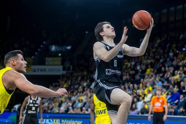 Oldenburg, Niedersachsen, DEU, 22.11.2025, Adrian Petkovic (rechts, BMA365 Bamberg Baskets) und Filip Stanic (links, EWE Baskets Oldenburg). EWE Baskets Oldenburg vs. BMA365 Bamberg Baskets. 1. Basketball-Bundesliga Saison 2025 2026, 8. Spieltag, Grosse EWE Arena. EWE Baskets Oldenburg vs. BMA365 Bamberg Baskets