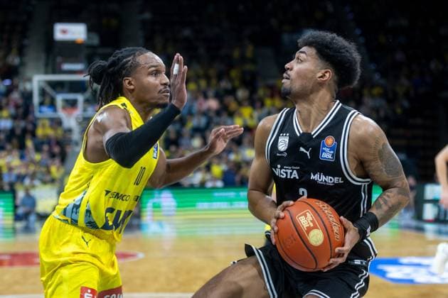 Oldenburg, Niedersachsen, DEU, 22.11.2025, Ibi Watson (rechts, BMA365 Bamberg Baskets) und James Woodard (links, EWE Baskets Oldenburg). EWE Baskets Oldenburg vs. BMA365 Bamberg Baskets. 1. Basketball-Bundesliga Saison 2025 2026, 8. Spieltag, Grosse EWE Arena. EWE Baskets Oldenburg vs. BMA365 Bamberg Baskets