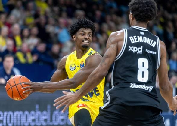 Oldenburg, Niedersachsen, DEU, 22.11.2025, Jonil Fugett (links, EWE Baskets Oldenburg) und Demarcusv Demonia (rechts, BMA365 Bamberg Baskets). EWE Baskets Oldenburg vs. BMA365 Bamberg Baskets. 1. Basketball-Bundesliga Saison 2025 2026, 8. Spieltag, Grosse EWE Arena. EWE Baskets Oldenburg vs. BMA365 Bamberg Baskets