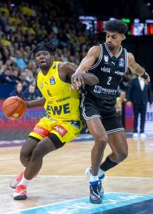 Oldenburg, Niedersachsen, DEU, 22.11.2025, Brian Fobbs (links, EWE Baskets Oldenburg) und Ibi Watson (rechts, BMA365 Bamberg Baskets). EWE Baskets Oldenburg vs. BMA365 Bamberg Baskets. 1. Basketball-Bundesliga Saison 2025 2026, 8. Spieltag, Grosse EWE Arena. EWE Baskets Oldenburg vs. BMA365 Bamberg Baskets