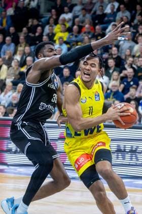 Oldenburg, Niedersachsen, DEU, 22.11.2025, Ejiofor Onu (links, BMA365 Bamberg Baskets) und Nicholas Tischler (rechts, EWE Baskets Oldenburg). EWE Baskets Oldenburg vs. BMA365 Bamberg Baskets. 1. Basketball-Bundesliga Saison 2025 2026, 8. Spieltag, Grosse EWE Arena. EWE Baskets Oldenburg vs. BMA365 Bamberg Baskets