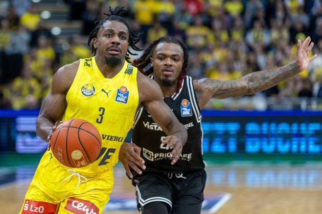 Oldenburg, Niedersachsen, DEU, 22.11.2025, Christopher Clemons (links, EWE Baskets Oldenburg) und Cobe Williams (rechts, BMA365 Bamberg Baskets). EWE Baskets Oldenburg vs. BMA365 Bamberg Baskets. 1. Basketball-Bundesliga Saison 2025 2026, 8. Spieltag, Grosse EWE Arena. EWE Baskets Oldenburg vs. BMA365 Bamberg Baskets