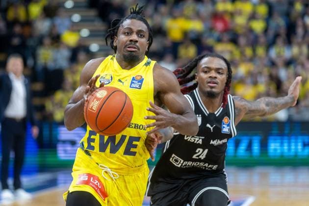 Oldenburg, Niedersachsen, DEU, 22.11.2025, Christopher Clemons (links, EWE Baskets Oldenburg) und Cobe Williams (rechts, BMA365 Bamberg Baskets). EWE Baskets Oldenburg vs. BMA365 Bamberg Baskets. 1. Basketball-Bundesliga Saison 2025 2026, 8. Spieltag, Grosse EWE Arena. EWE Baskets Oldenburg vs. BMA365 Bamberg Baskets