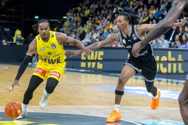 Oldenburg, Niedersachsen, DEU, 22.11.2025, James Woodard (links, EWE Baskets Oldenburg) und Austin Crowley (rechts, BMA365 Bamberg Baskets). EWE Baskets Oldenburg vs. BMA365 Bamberg Baskets. 1. Basketball-Bundesliga Saison 2025 2026, 8. Spieltag, Grosse EWE Arena. EWE Baskets Oldenburg vs. BMA365 Bamberg Baskets