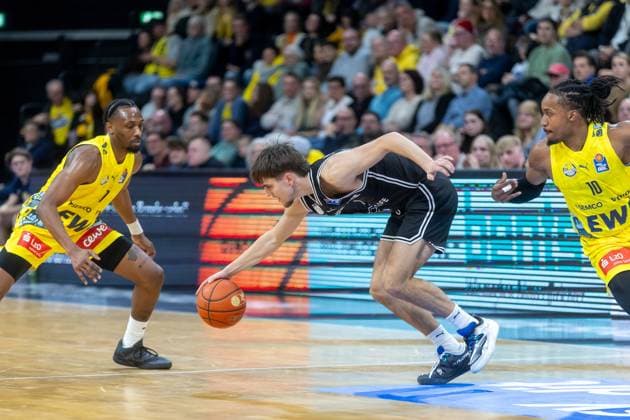 Oldenburg, Niedersachsen, DEU, 22.11.2025, Zachary Ensminger (Mitte, BMA365 Bamberg Baskets), James Woodard (rechts, EWE Baskets Oldenburg) und _ EWE Baskets Oldenburg vs. BMA365 Bamberg Baskets. 1. Basketball-Bundesliga Saison 2025 2026, 8. Spieltag, Grosse EWE Arena. EWE Baskets Oldenburg vs. BMA365 Bamberg Baskets