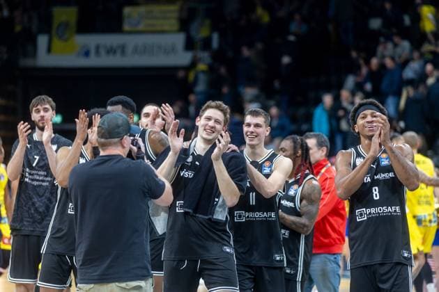 Oldenburg, Niedersachsen, DEU, 22.11.2025, Das Team der BMA365 Bamberg Baskets applaudiert nach dem Spiel. EWE Baskets Oldenburg vs. BMA365 Bamberg Baskets. 1. Basketball-Bundesliga Saison 2025 2026, 8. Spieltag, Grosse EWE Arena. EWE Baskets Oldenburg vs. BMA365 Bamberg Baskets