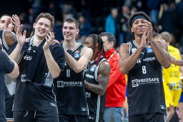 Oldenburg, Niedersachsen, DEU, 22.11.2025, Das Team der BMA365 Bamberg Baskets applaudiert nach dem Spiel. EWE Baskets Oldenburg vs. BMA365 Bamberg Baskets. 1. Basketball-Bundesliga Saison 2025 2026, 8. Spieltag, Grosse EWE Arena. EWE Baskets Oldenburg vs. BMA365 Bamberg Baskets