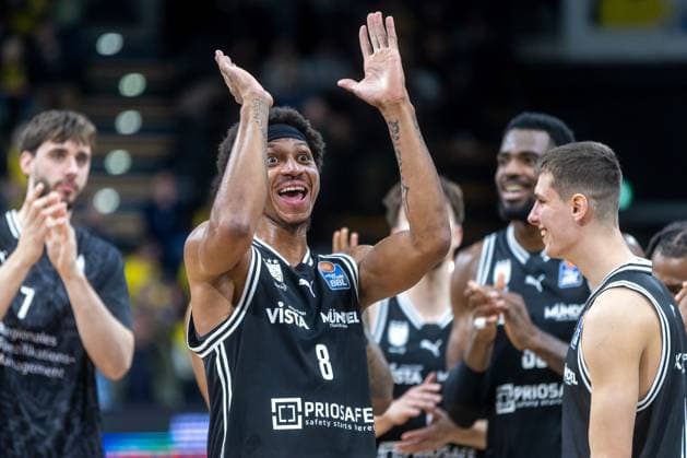 Oldenburg, Niedersachsen, DEU, 22.11.2025, Demarcusv Demonia (BMA365 Bamberg Baskets) freut sich nach dem Spiel über den Sieg. EWE Baskets Oldenburg vs. BMA365 Bamberg Baskets. 1. Basketball-Bundesliga Saison 2025 2026, 8. Spieltag, Grosse EWE Arena. EWE Baskets Oldenburg vs. BMA365 Bamberg Baskets