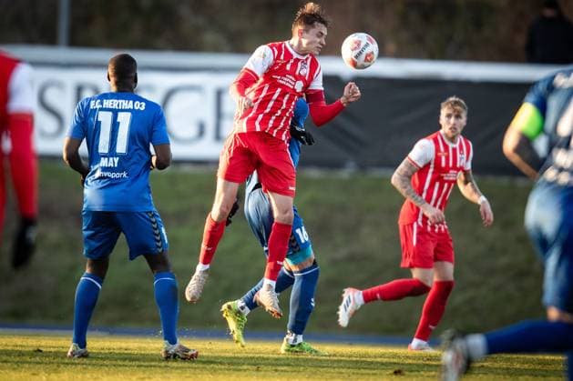 Berlin , 221125 , Fussball Regionalliga Nordost FC Hertha 03 Zehlendorf - FC Rot Weiß Erfurt im Bild: Til Linus Schwarz (Erfurt) gegen Nicolas Hebisch (Zehlendorf)