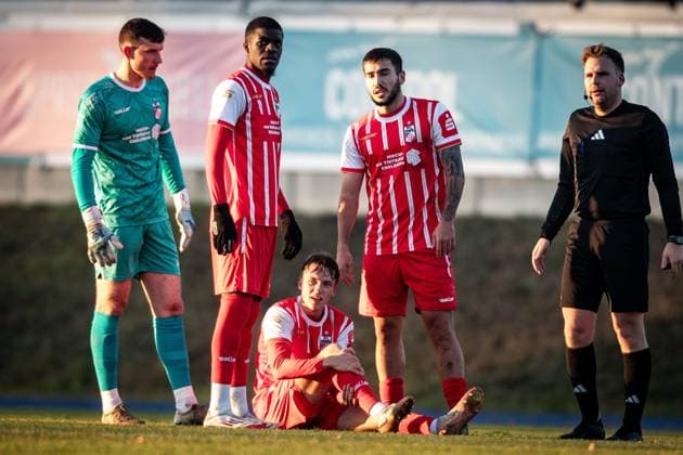 Berlin , 221125 , Fussball Regionalliga Nordost FC Hertha 03 Zehlendorf - FC Rot Weiß Erfurt im Bild: Til Linus Schwarz (Erfurt) verletzt am Boden