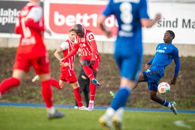 Berlin , 221125 , Fussball Regionalliga Nordost FC Hertha 03 Zehlendorf - FC Rot Weiß Erfurt im Bild: Raphael Abbisey Mensah (Erfurt)
