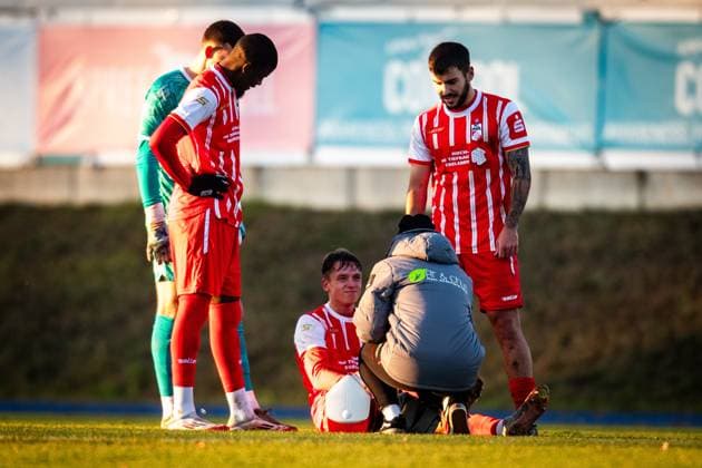Berlin , 221125 , Fussball Regionalliga Nordost FC Hertha 03 Zehlendorf - FC Rot Weiß Erfurt im Bild: Til Linus Schwarz (Erfurt) verletzt am Boden