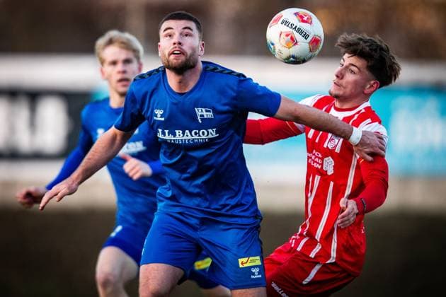 Berlin , 221125 , Fussball Regionalliga Nordost FC Hertha 03 Zehlendorf - FC Rot Weiß Erfurt im Bild: Lars Kleiner (Erfurt) gegen Nathan Wicht (Zehlendorf)
