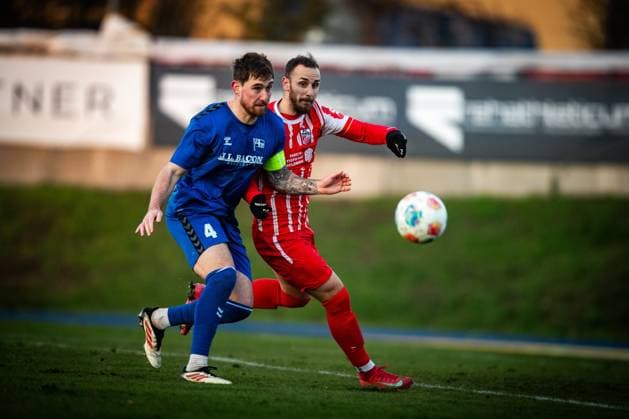 Berlin , 221125 , Fussball Regionalliga Nordost FC Hertha 03 Zehlendorf - FC Rot Weiß Erfurt im Bild: Ömer Uzun (Erfurt) gegen Jake-Robert Wilton (Zehlendorf)