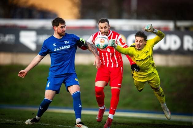 Berlin , 221125 , Fussball Regionalliga Nordost FC Hertha 03 Zehlendorf - FC Rot Weiß Erfurt im Bild: Ömer Uzun (Erfurt) gegen Alexios Dedidis und Jake-Robert Wilton (Zehlendorf)