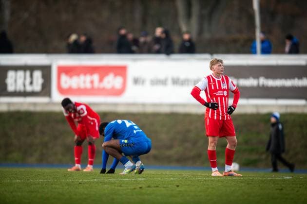 Berlin , 221125 , Fussball Regionalliga Nordost FC Hertha 03 Zehlendorf - FC Rot Weiß Erfurt im Bild: Marco Wolf (Erfurt) nach dem Spiel enttäuscht