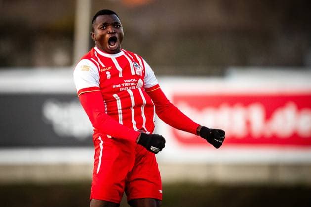 Berlin , 221125 , Fussball Regionalliga Nordost FC Hertha 03 Zehlendorf - FC Rot Weiß Erfurt im Bild: Obed Ugondu (Erfurt) jubelt über das Tor zum 1:1