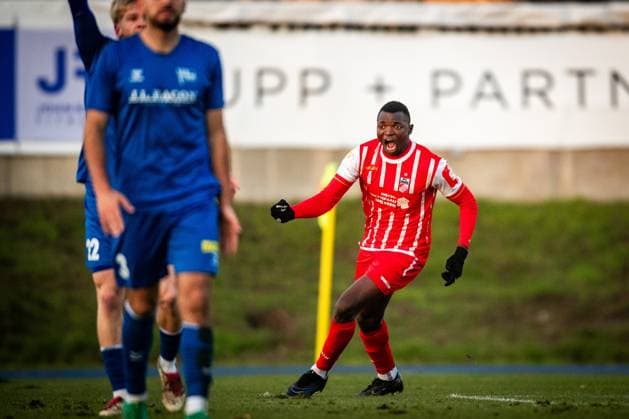 Berlin , 221125 , Fussball Regionalliga Nordost FC Hertha 03 Zehlendorf - FC Rot Weiß Erfurt im Bild: Obed Ugondu (Erfurt) jubelt über das Tor zum 1:1