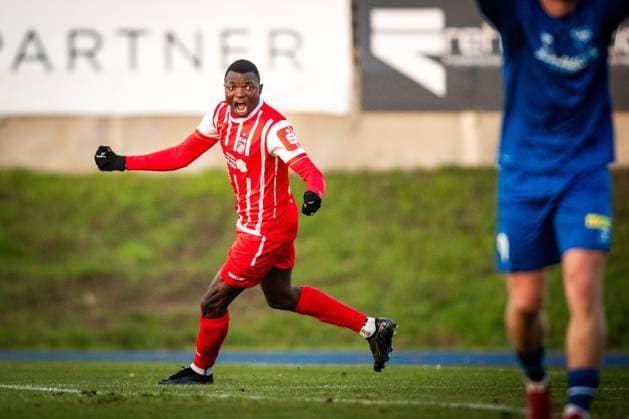 Berlin , 221125 , Fussball Regionalliga Nordost FC Hertha 03 Zehlendorf - FC Rot Weiß Erfurt im Bild: Obed Ugondu (Erfurt) jubelt über das Tor zum 1:1