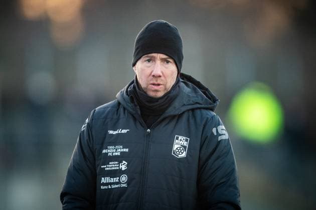 Berlin , 221125 , Fussball Regionalliga Nordost FC Hertha 03 Zehlendorf - FC Rot Weiß Erfurt im Bild: Trainer Fabian Gerber (Erfurt)